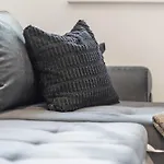 - - Free Parking - Sleeps 7 Apartment