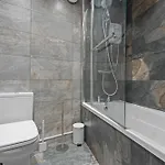- - Free Parking - Sleeps 7 Apartment