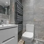 - - Free Parking - Sleeps 7 Apartment *