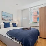 - - Free Parking - Sleeps 7 Apartment *