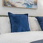 - - Free Parking - Sleeps 7