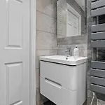 - - Free Parking - Sleeps 7 Apartment