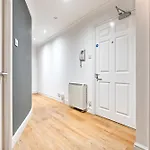 Apartment - - Free Parking - Sleeps 7