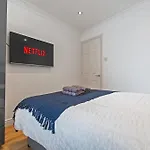 - - Free Parking - Sleeps 7 Apartment *