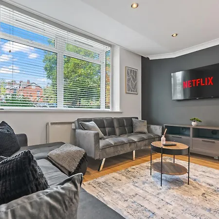 Apartment - - Free Parking - Sleeps 7