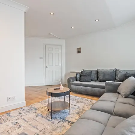 Apartment - - Free Parking - Sleeps 7