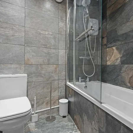 - - Free Parking - Sleeps 7 Apartament