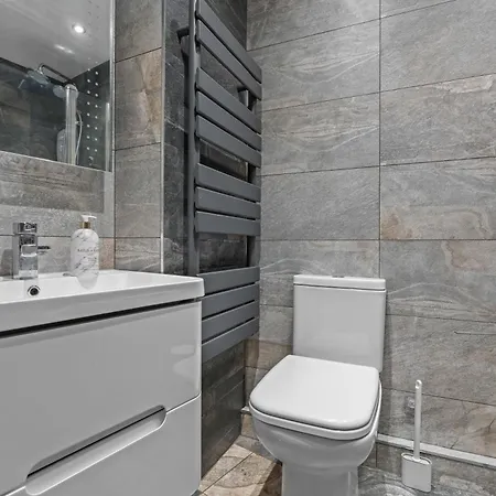 - - Free Parking - Sleeps 7 Апартаменти *