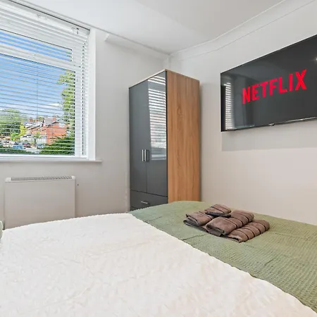 - - Free Parking - Sleeps 7 Apartment