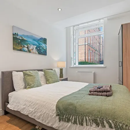 - - Free Parking - Sleeps 7 Апартаменти Лідс