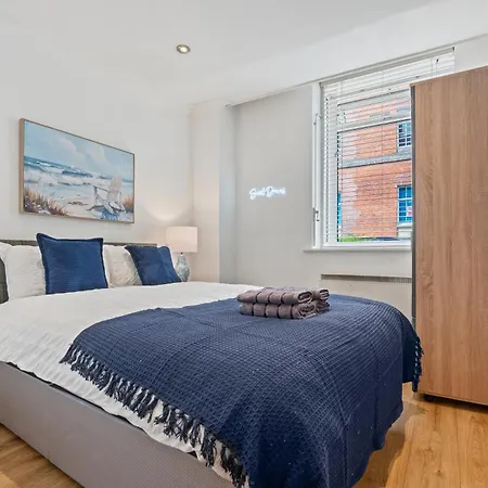 - - Free Parking - Sleeps 7 Апартаменти *
