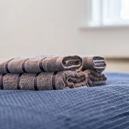 - - Free Parking - Sleeps 7 *