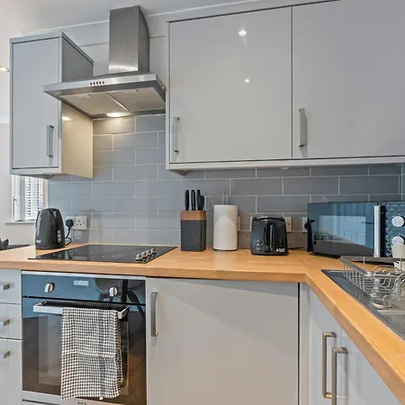 Апартаменти - - Free Parking - Sleeps 7 Лідс