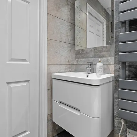 - - Free Parking - Sleeps 7 Апартаменти