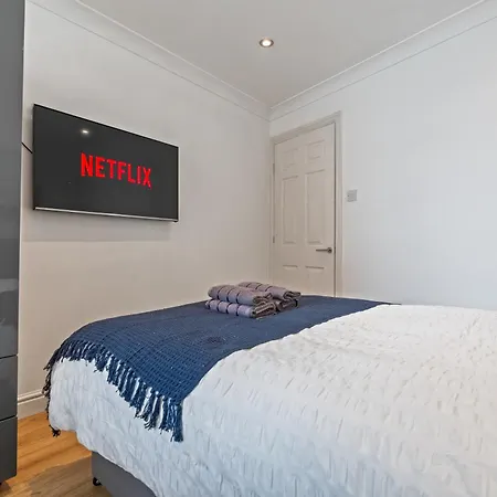 - - Free Parking - Sleeps 7 Appartement *