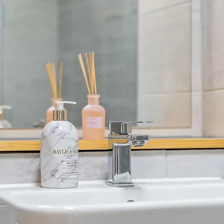 - - Free Parking - Sleeps 7 Leeds (West Yorkshire)