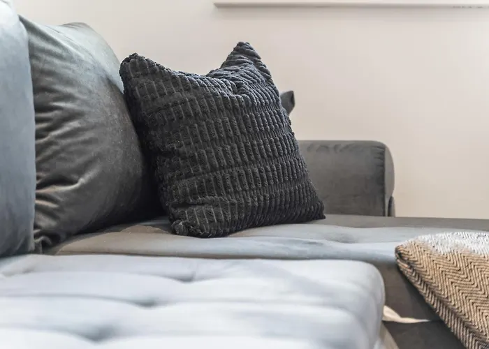 - - Free Parking - Sleeps 7 Апартаменти