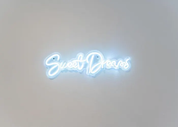 Апартаменти - - Free Parking - Sleeps 7 *