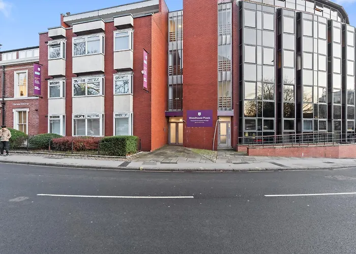 Апартаменти - - Free Parking - Sleeps 7 Лідс