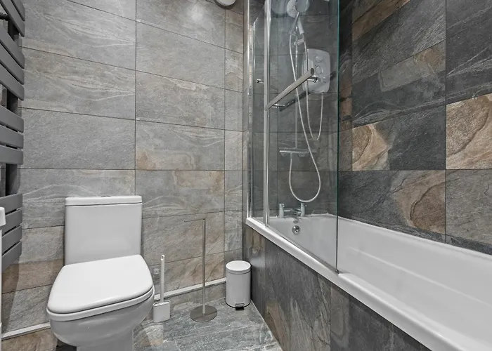 - - Free Parking - Sleeps 7 Appartement