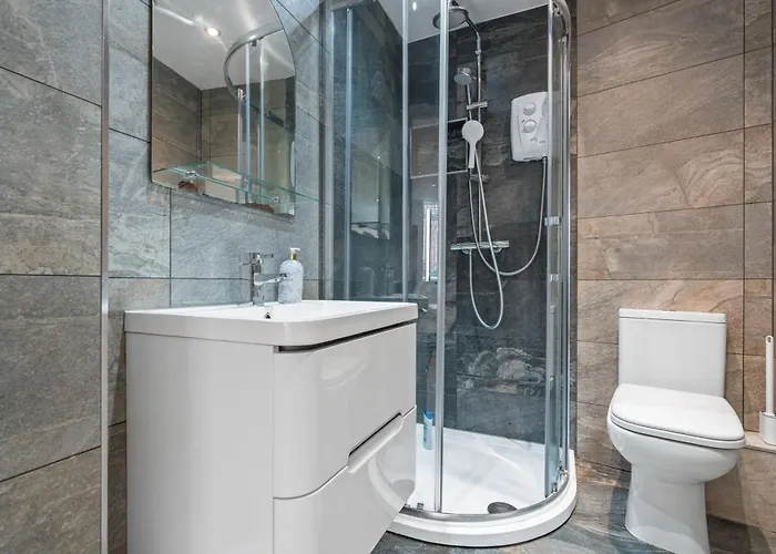 - - Free Parking - Sleeps 7