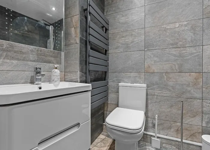 - - Free Parking - Sleeps 7 Апартаменти *