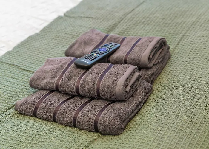 - - Free Parking - Sleeps 7 Апартаменти Лідс