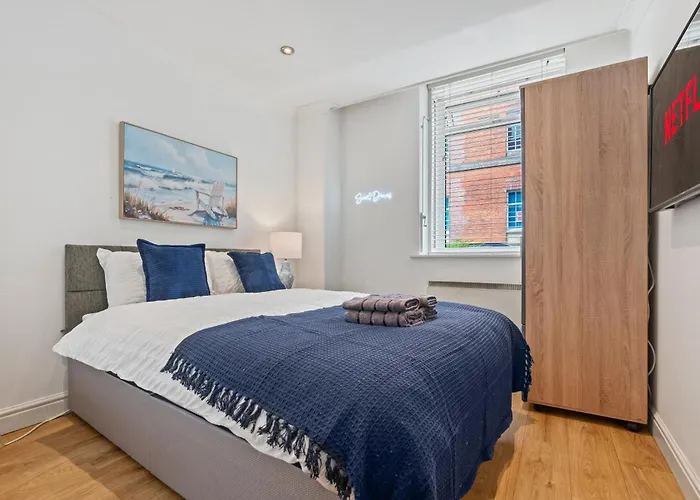 - - Free Parking - Sleeps 7 Appartement *