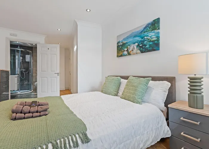 - - Free Parking - Sleeps 7 Appartement