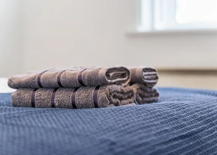 - - Free Parking - Sleeps 7 *