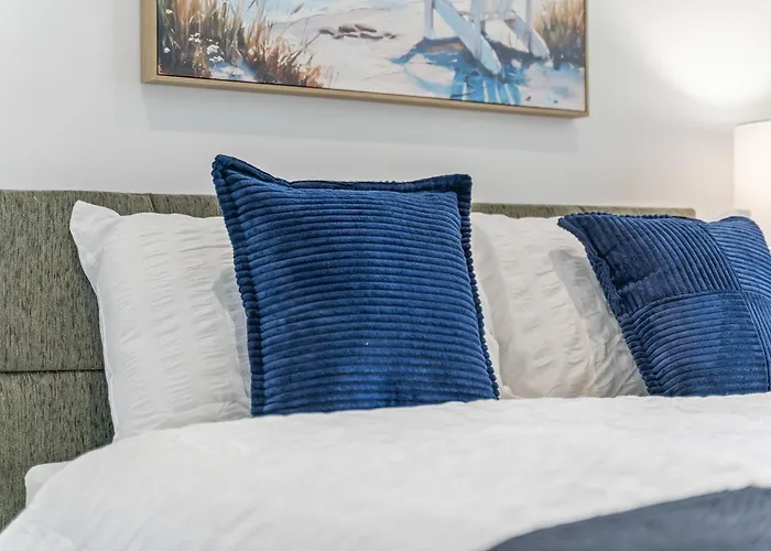 - - Free Parking - Sleeps 7