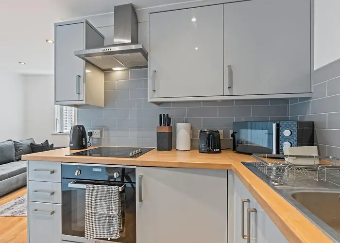 Апартаменти - - Free Parking - Sleeps 7 Лідс