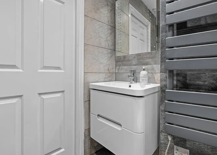 - - Free Parking - Sleeps 7 Апартаменти