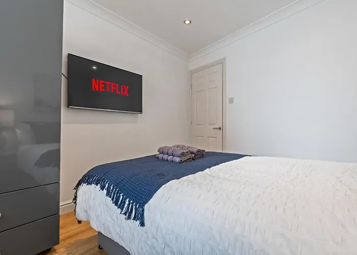 - - Free Parking - Sleeps 7 Апартаменти *