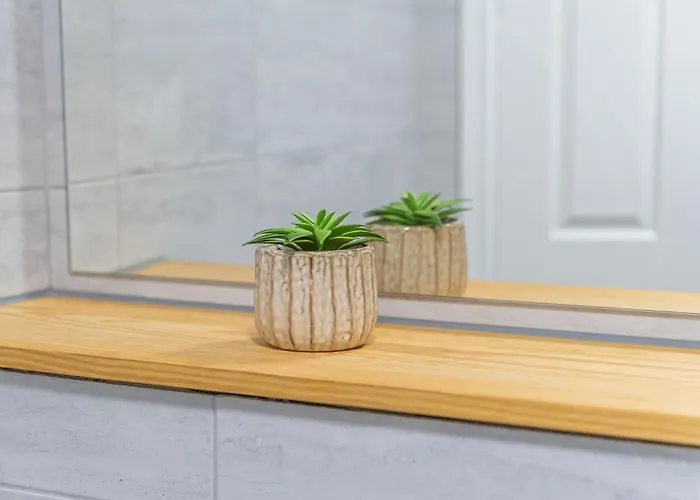 Appartement - - Free Parking - Sleeps 7 *