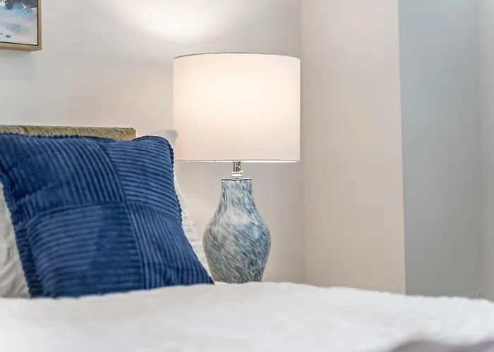 - - Free Parking - Sleeps 7 Appartement