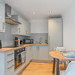 - - Free Parking - Sleeps 7 * לידס