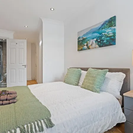 - - Free Parking - Sleeps 7 Lägenhet