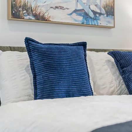 - - Free Parking - Sleeps 7